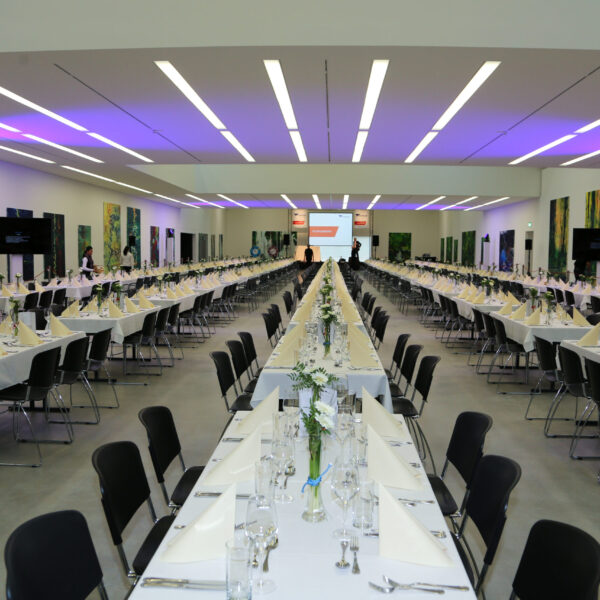 Ausstellungshalle des Museum Angerlehner mit Tafel-Bestuhlung